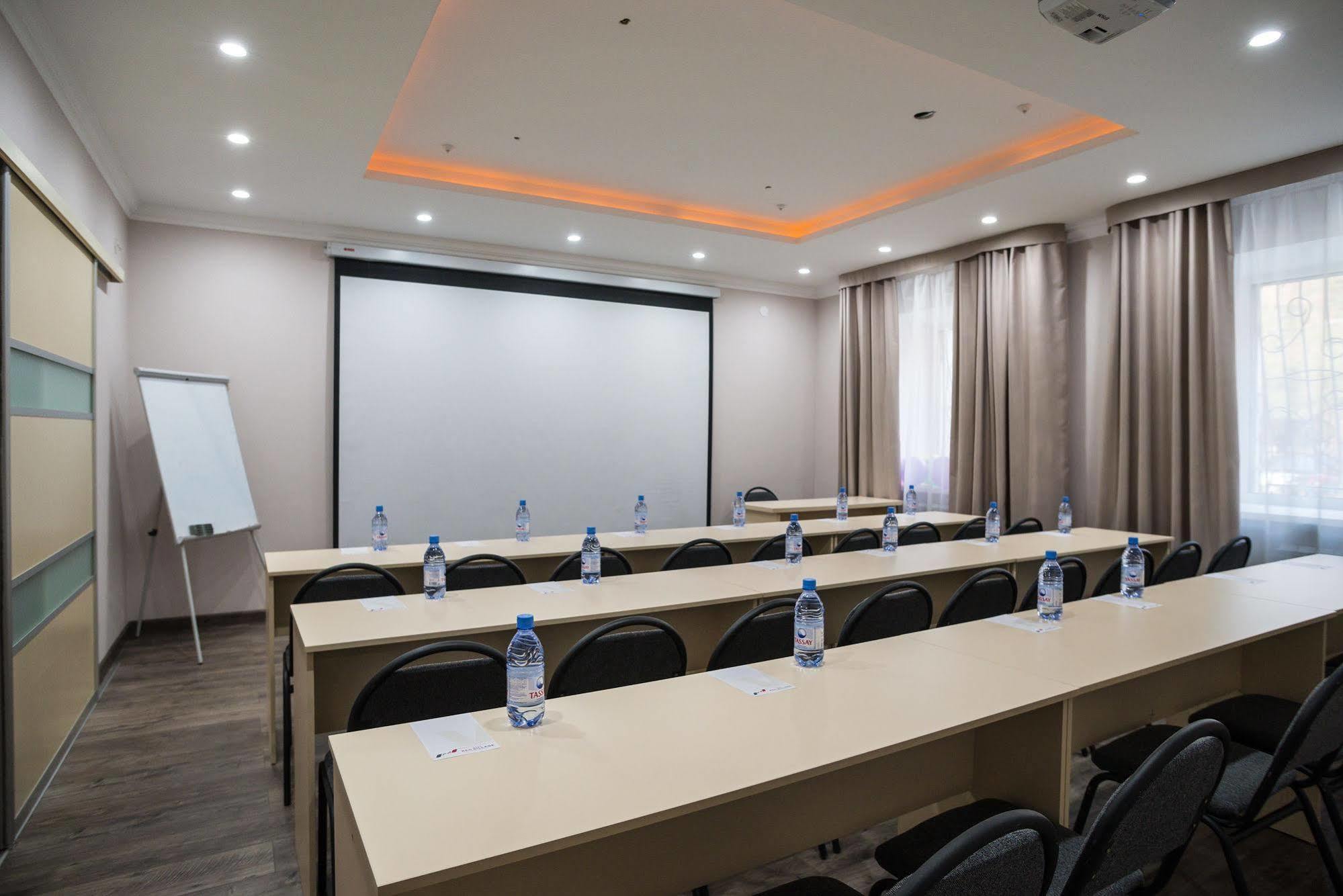 אסטנה Red Village Hotel מראה חיצוני תמונה