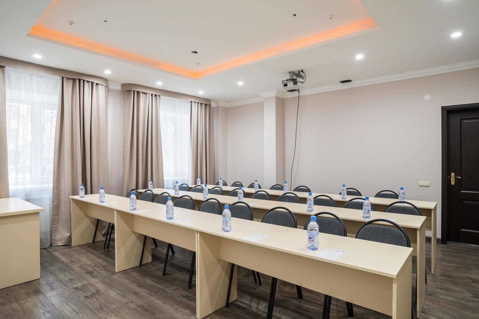 אסטנה Red Village Hotel מראה חיצוני תמונה